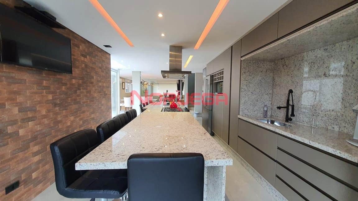 Imperdível casa à venda em Curitiba-PR, bairro Pilarzinho: 4 quartos, 4 suítes, 3 salas, 7 banheiros, 7 vagas de garagem, 420m²